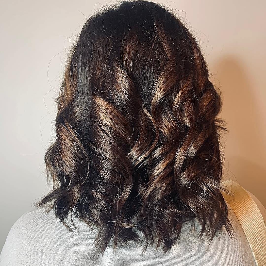 Schwarzkopf Professional - When silky-smooth brunette locks are
lifted with a hint of gold 👌

*Formula* 👉 @hairartist_becka
(on previously lightened hair) toned
with #IGORAROYAL 8-11 + 9-5.4 with
1.9%...