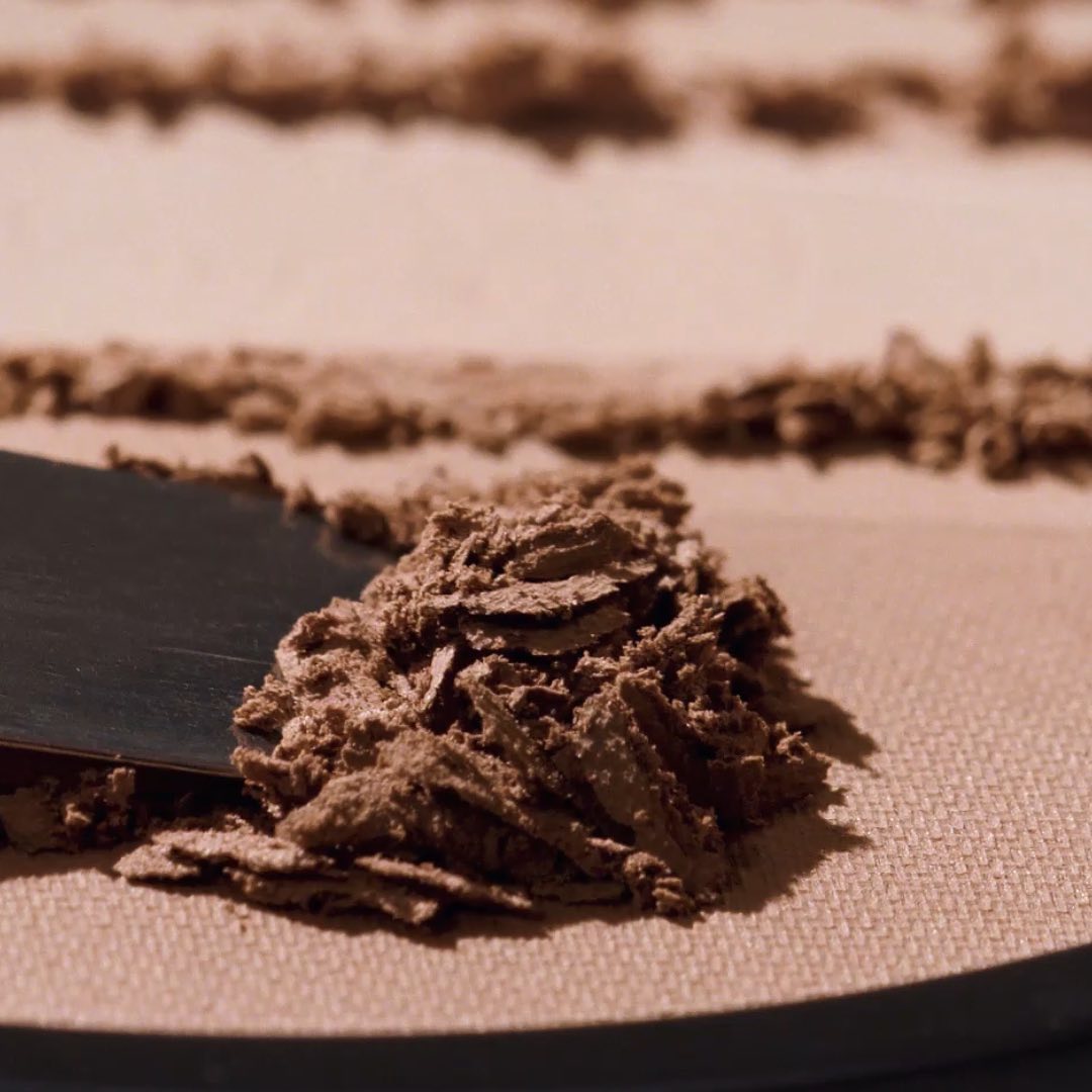 투쿨포스쿨 - ⠀
슥-
한번의 터치로도 또렷한 그림자음영 완성!
#바이로댕쉐딩 New Color #모던 ✨
⠀
쿨한 아시아 피부에 최적화 한
3색 뉴트럴 그레이 컬러 구성이라구🙊
⠀
#투쿨포스쿨 온/...