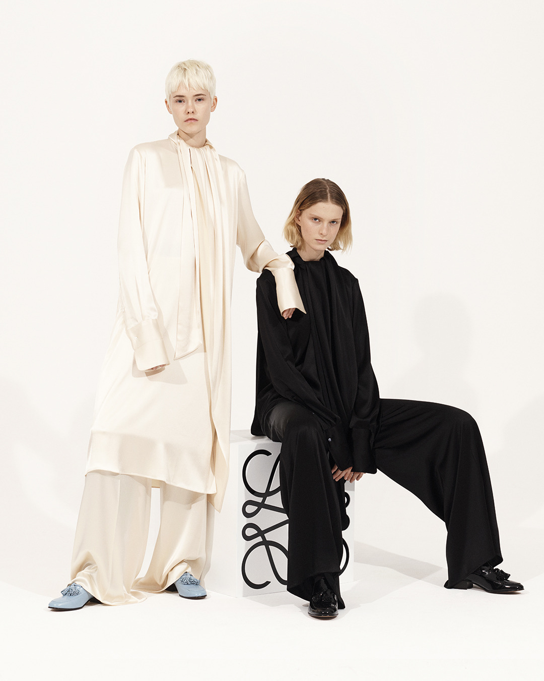 LOEWE - The LOEWE Fall Winter 2020 pre-collection is now available in store and on loewe.com

Doll-like day dresses, blouses and wide-legged trousers fan out in pleats, while coats are precisely tailo...