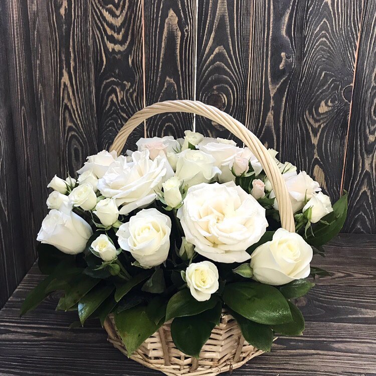 Букет-Питер - Большой выбор наисвежайших белых роз! 
Помимо классического букета, вы можете выбрать для роз шляпную коробку или корзину.
#букетпитер #букетспб #piter