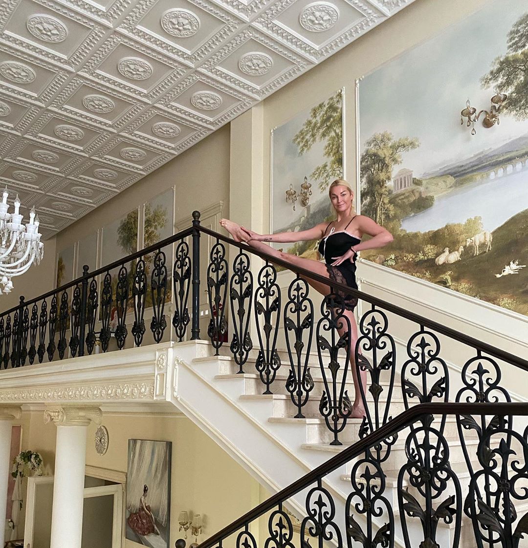 Анастасия Волочкова - Прекрасное начало дня.😊 Здорово, когда перила дома могут заменить балетный станок.🩰 Экзерсис для любимого на мраморной лестнице😂🩰 Хороших вам выходных.😊🌺 #анастасияволочкова #вол... Анастасия Волочкова - Прекрасное начало дня.😊 Здорово, когда перила дома могут заменить балетный станок.🩰 Экзерсис для любимого на мраморной лестнице😂🩰 Хороших вам выходных.😊🌺 #анастасияволочкова #вол...