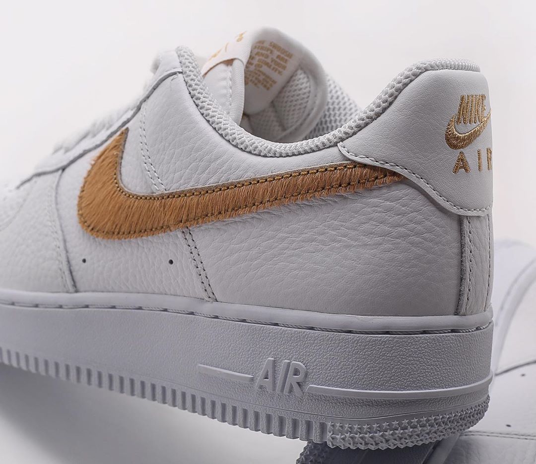 Магазин Streetball - Nike Air Force 1 Low Hairy Swoosh

Свуши из различных материалов отлично заходят, и Найки продолжают использовать их на форсах. Всё просто, белый кожаный силуэт и бежевый искусств...