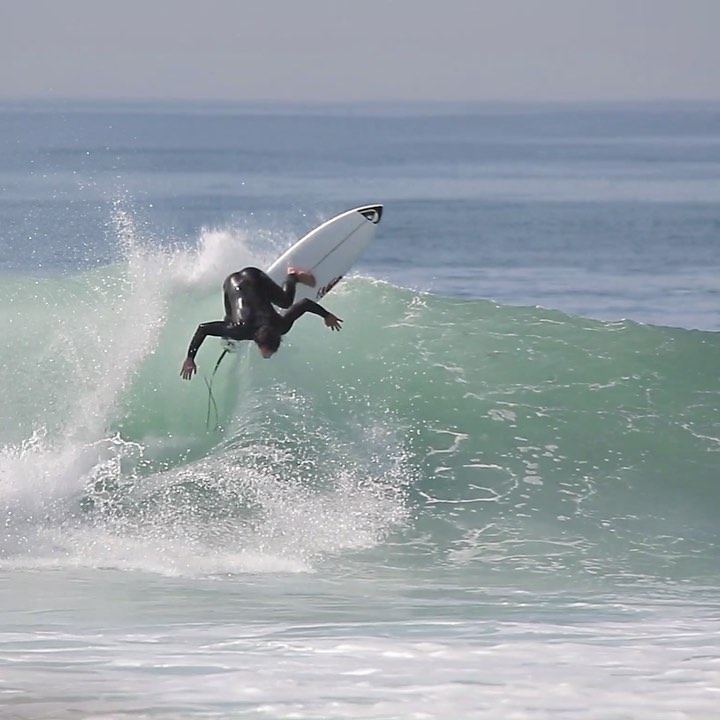 Quiksilver - Another brief clinic in the art of backhand turns with @luccamesinas. 🎥 @fakelegphotography