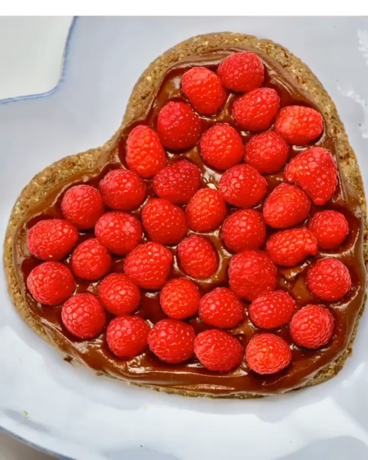 Юлия Снигирь - Vegan raspberry tart.

Авокадо
Какао
Тростниковый сахар
Соль
Ванильный экстракт
Кокосовое масло
Овсяное молоко
Хлебцы
Финики
Малина

#рецепты #здоровыйобразжизни