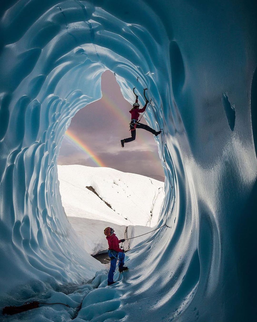 АльпИндустрия • Болеем горами - Двойная радуга в ледяной пещере 🌈

📸 @intothemountain.productions 

#alpindustria #icerock #iceclimbing #iceclimbingimages #alpinism #alpinista #naturelovers #альпиндус...