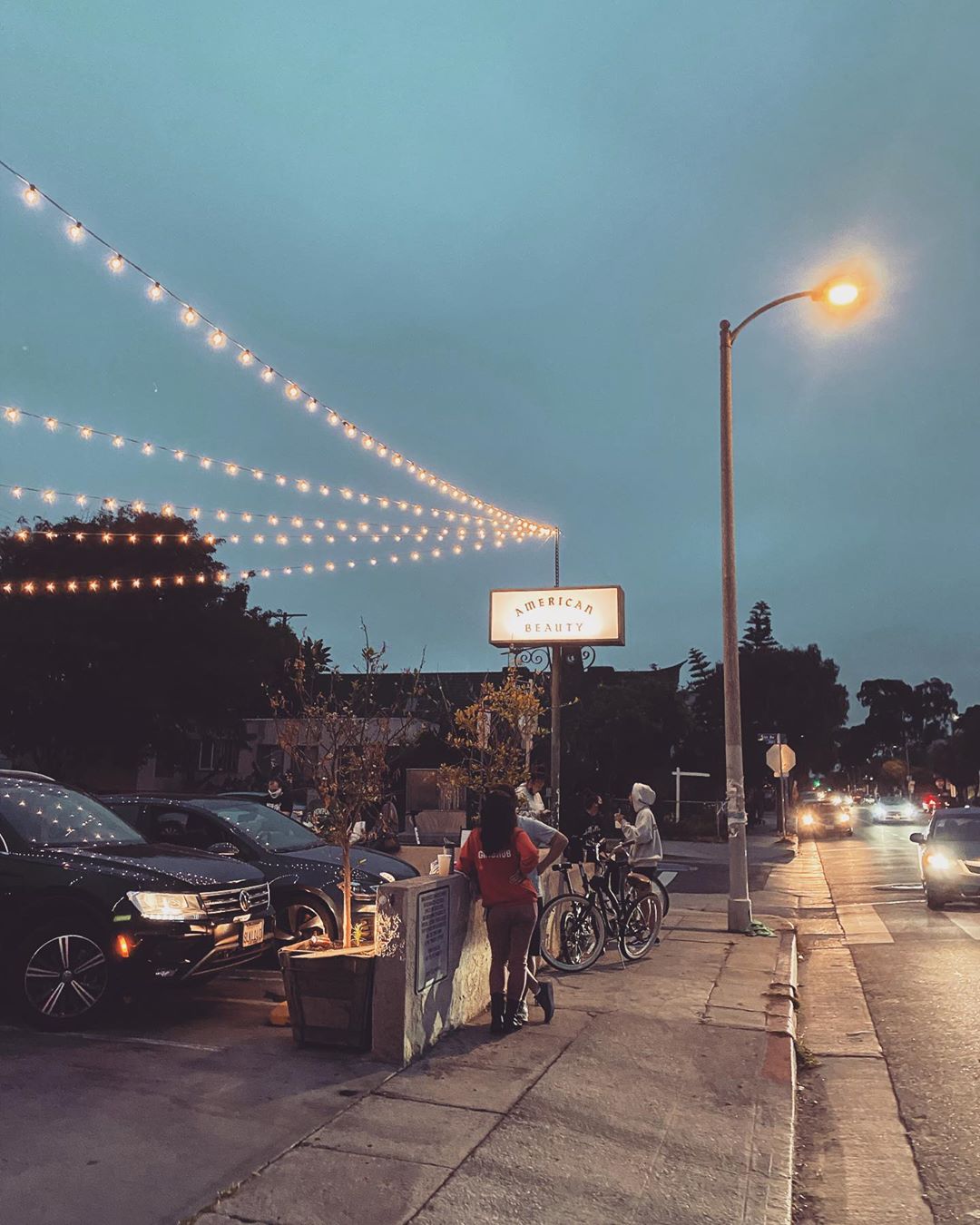 Maria Sharapova - Friday nights under the moon light👌. Ordered from the car, ate by the sidewalk and may have ordered too little. Not making that mistake ever again 😒.
🚗➡️ @americanbeauty.la