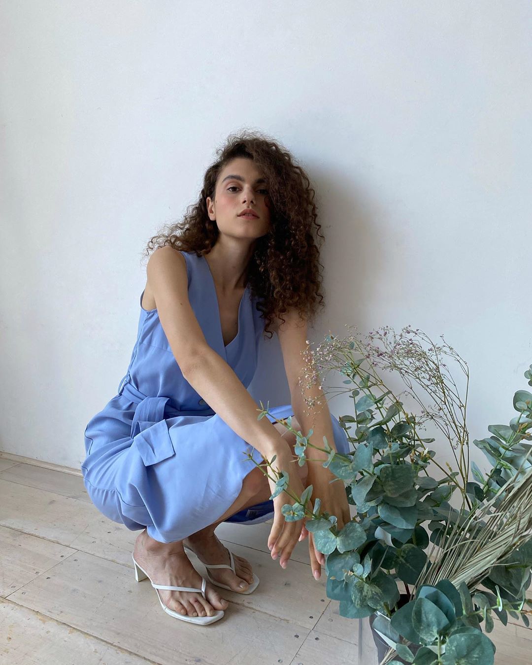 ENNERGIIA - Lady in blue 💙

Лаконичное платье на запах в голубом цвете — это трендовый тренд! Оно идеально садится на любую фигуру. Пояс выгодно подчеркивает линию талии, а длина миди позволяет носит...