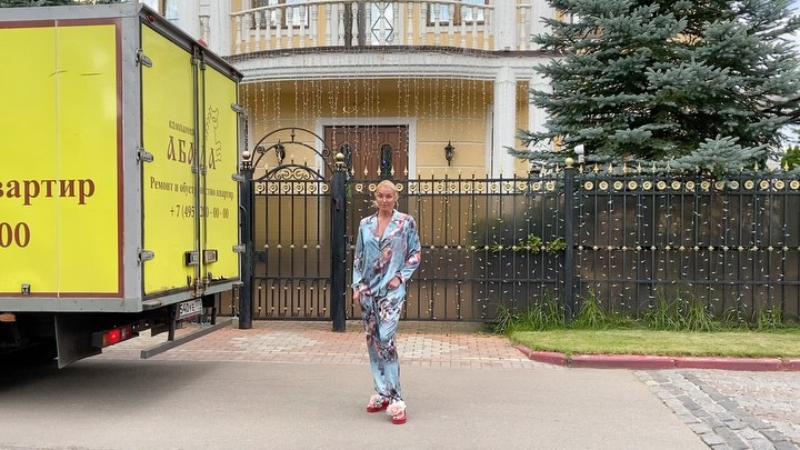 Анастасия Волочкова - Сегодняшний день начался прекрасно! С приезда мастеров из ремонтной компании "АБАДА" @abada.ru . Для демонтажа керамогранита на всех балконах моего дома.😊 Эта ремонтная компания...