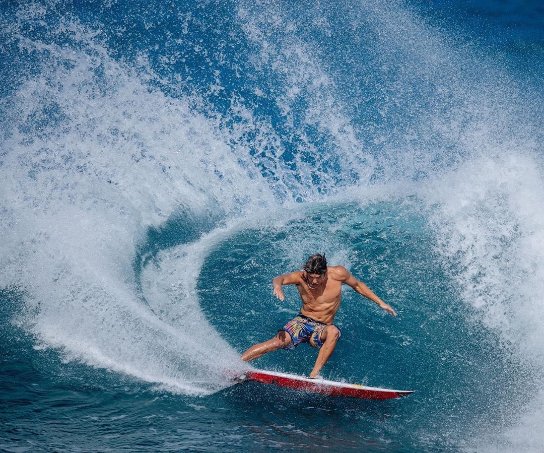 Quiksilver - Arrest your scroll and imagine, for a moment, how good it feels to do a turn like this. @kanoaigarashi and a modern classic. ⁣
⁣
#QuikRecycledForRadness