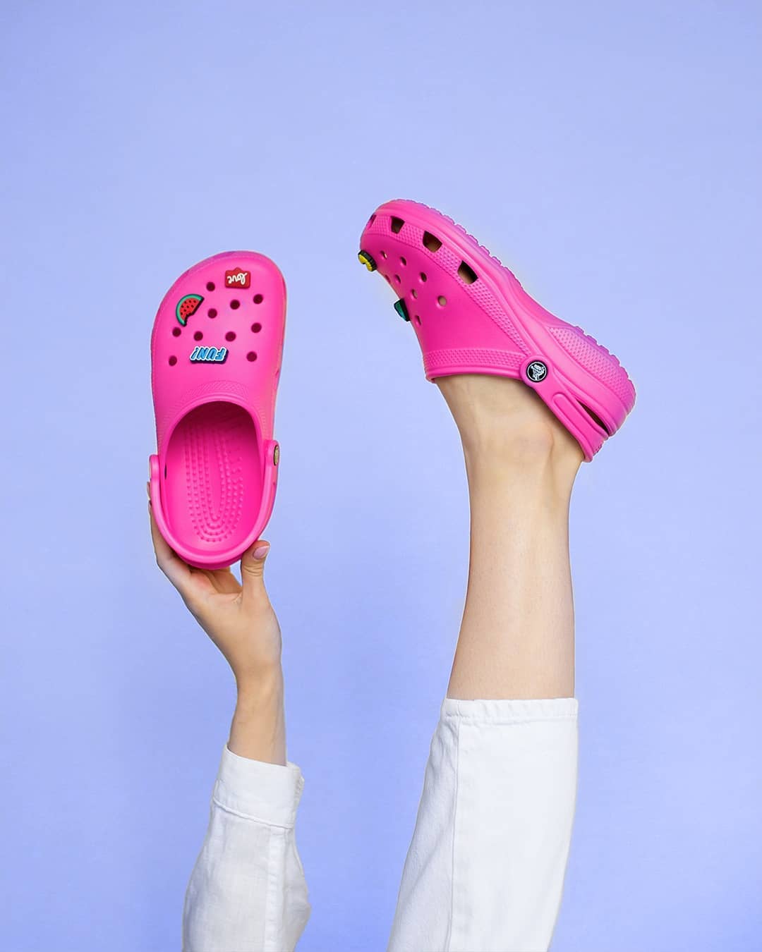 Crocs розовые на ноге