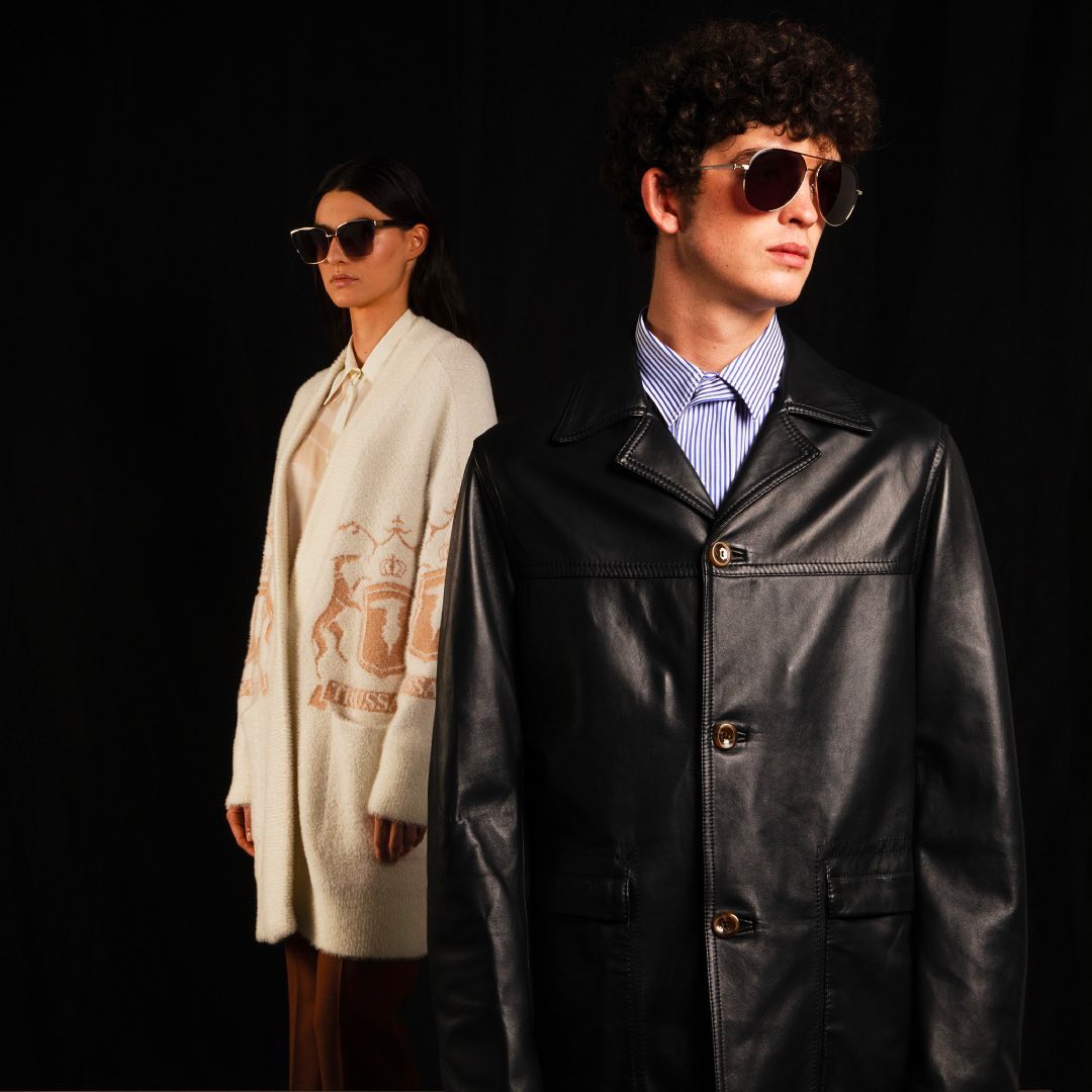 Trussardi - When they ask you and your friend to stop laughing 🤫
#TrussardiPeople #style #fall #leather #TrussardiAraldico #tb #heritage #friends #coat #sunglasses
Inspired by Trussardi Spring Summer...