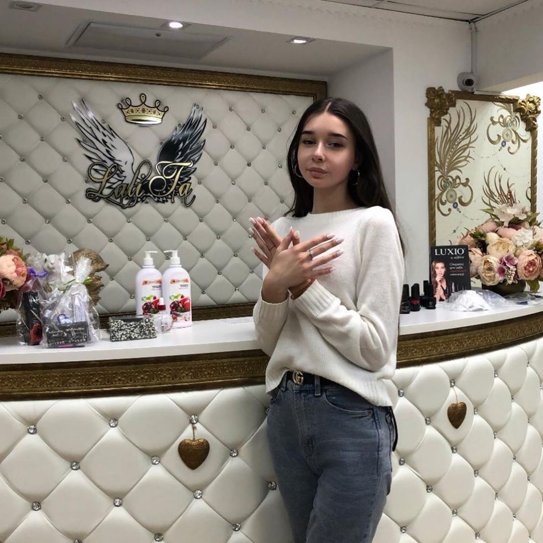 Анастасия Волочкова - Недавно ко мне в гости приезжала моя любимая крестница Элиза @_fissaaa_ 🌺🙏 Мы много интересного обсудили и поделились секретами.😉 Одним из них был по теме кто в каком салоне дела...