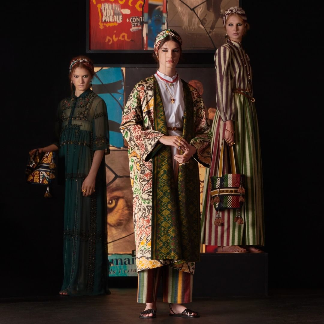 Dior Official - While exploring new ways to reinterpret the Dior silhouette for #DiorSS21, @MariaGraziaChiuri uncovered an archival coat from 1959 produced using complex warp-print weaving. Reinterpre...