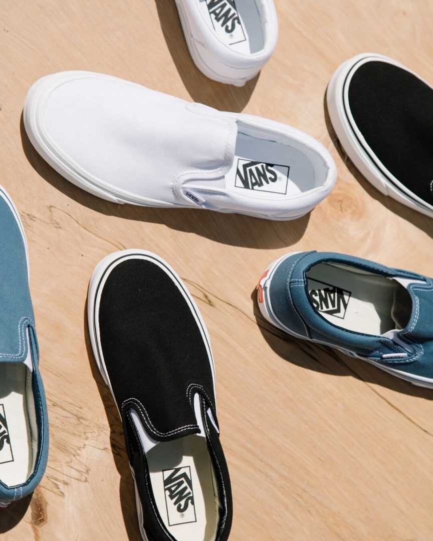 OQVestir - Quem é você quando o assunto é slip on? 🤔 Com muito conforto, um clássico #Vans desses se adapta aos diversos estilos e ainda garante praticidade. ✨Dá um sinal nos comentários se você també...