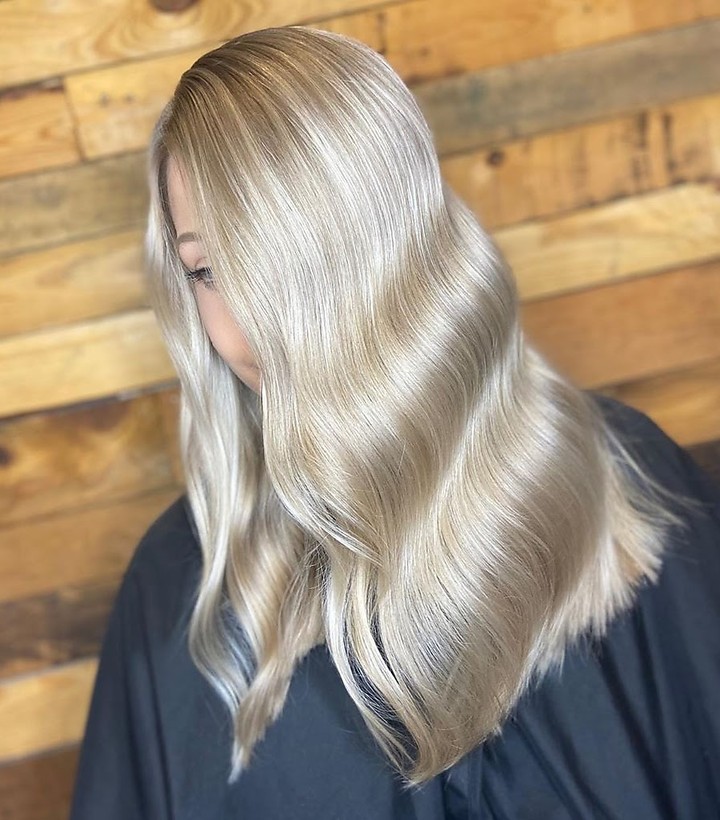 Redken - Do you agree? The shine of #ShadesEQ Gloss is unmatched. 💫 ⁣
⁣
Helping to reinforce this statement is @hairbysammy_b_ 🇬🇧 with these amazing #blondehair results created for Sammy's natural lev...