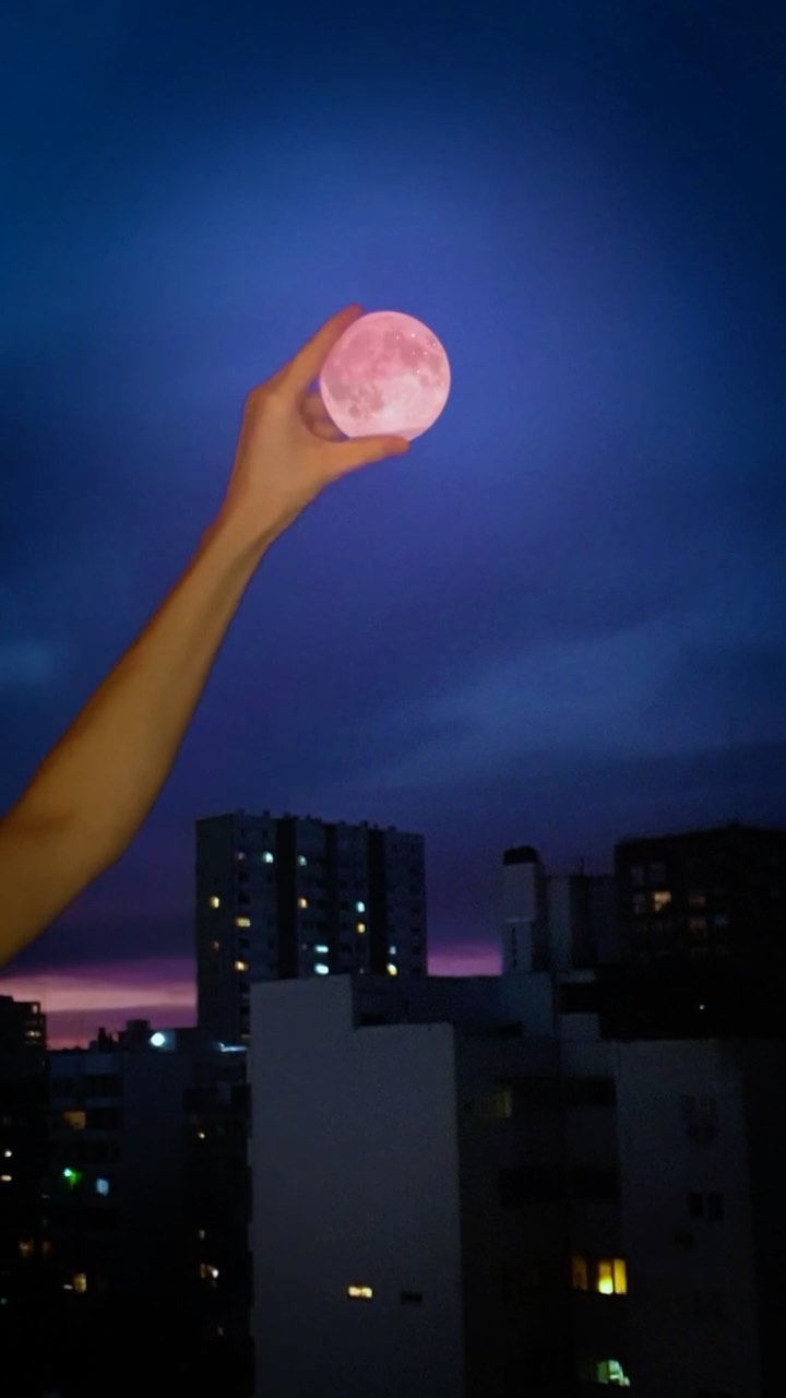 FOREO - Reaching the moon 

#FOREO #LUNAmini2 #Moon #FullMoon #Magic #Night #NightTime #NightFall #Dusk #Skincare #InstaSkincare #SkincareJunkie #SkincareCommunity #Reels