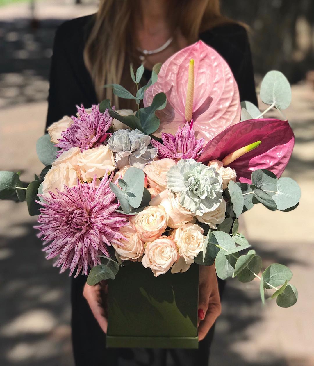 FloraExpress • Доставка цветов - Сегодня намного интереснее получить живые цветы в коробке, нежели обычный банальный букет с большим количеством цветков.

Именно красивые цветы в коробках дарят женщин...