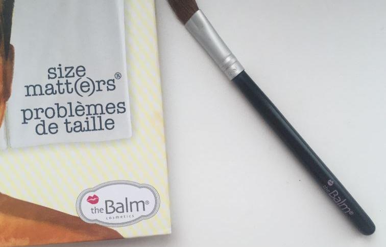 Кисть The Balm для макияжа глаз скошенная